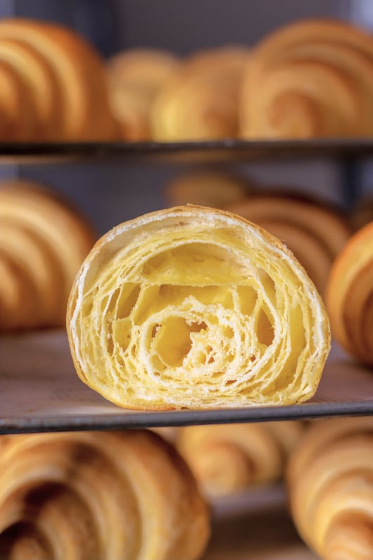 Anschnitt eines glutenfreien Croissants