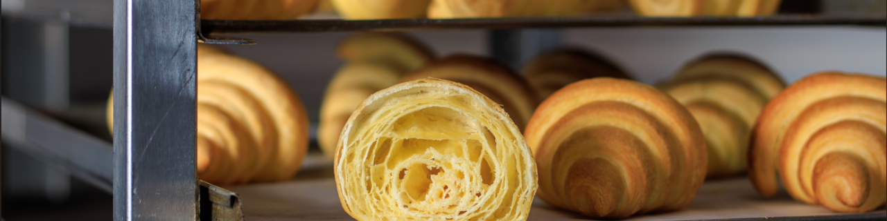 Was ist der Unterschied zwischen unserem glutenfreien Buttercroissant und dem glutenfreien laktosefreien Croissant?